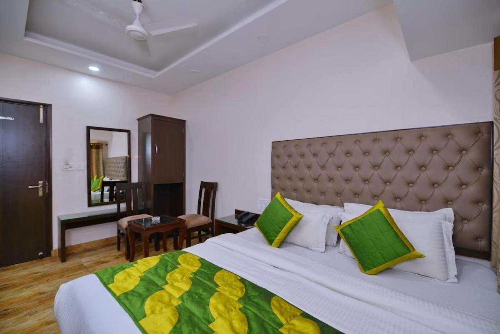 Hotel Keshew International New Delhi Exterior photo